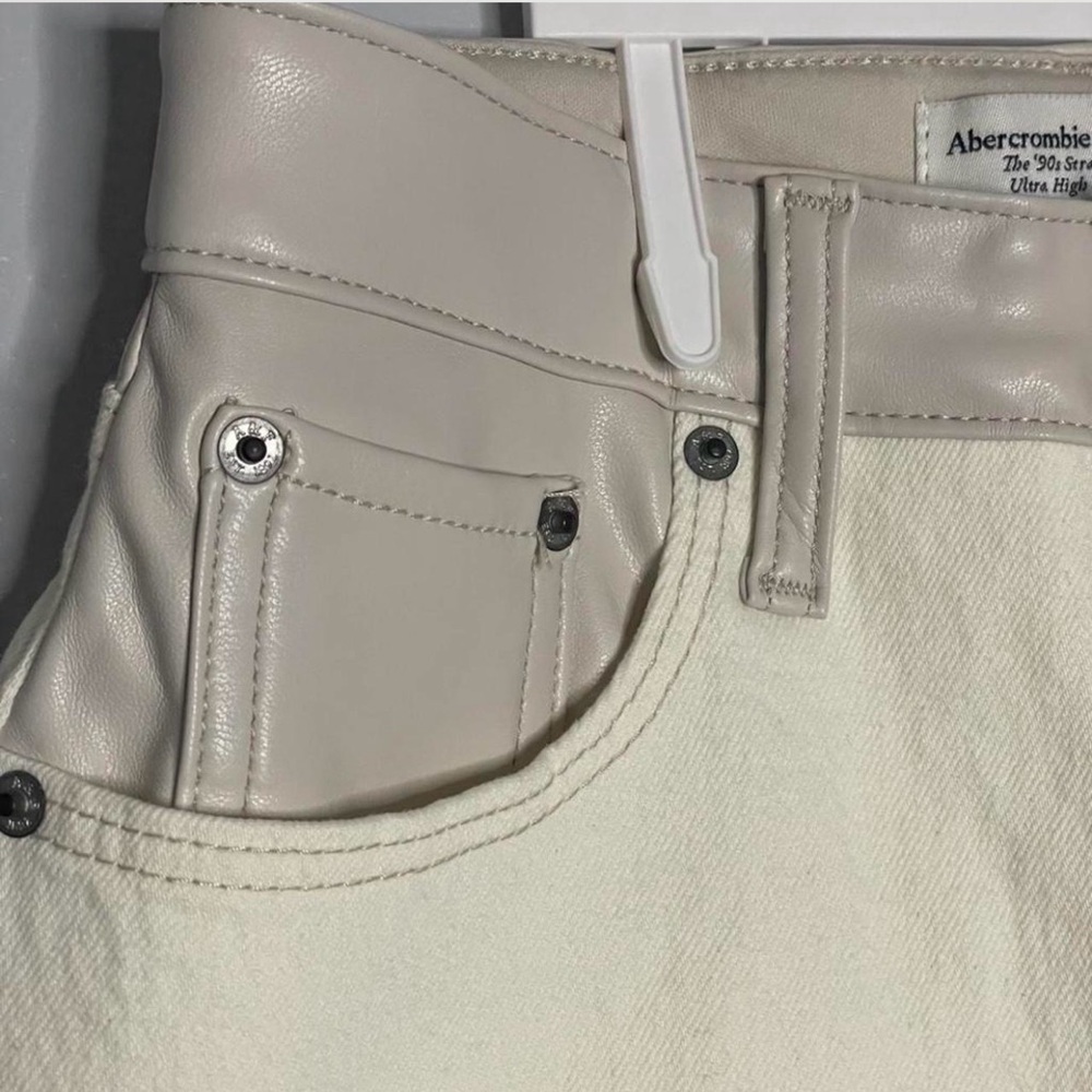 Abercrombie & Fitch 90s Straight Curve Love Jeans in Cream - Picture 2 of 5